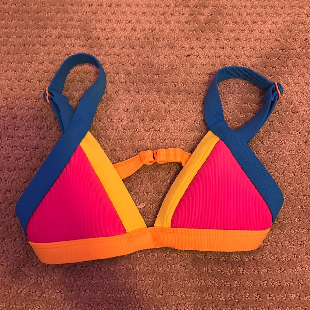 One one Free People Swimsuit Top!
Xs
